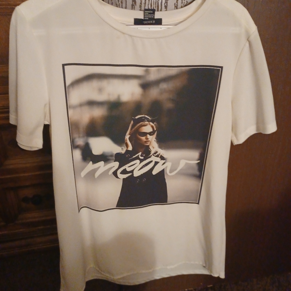 Forever21/Medium/Off white with pic on front